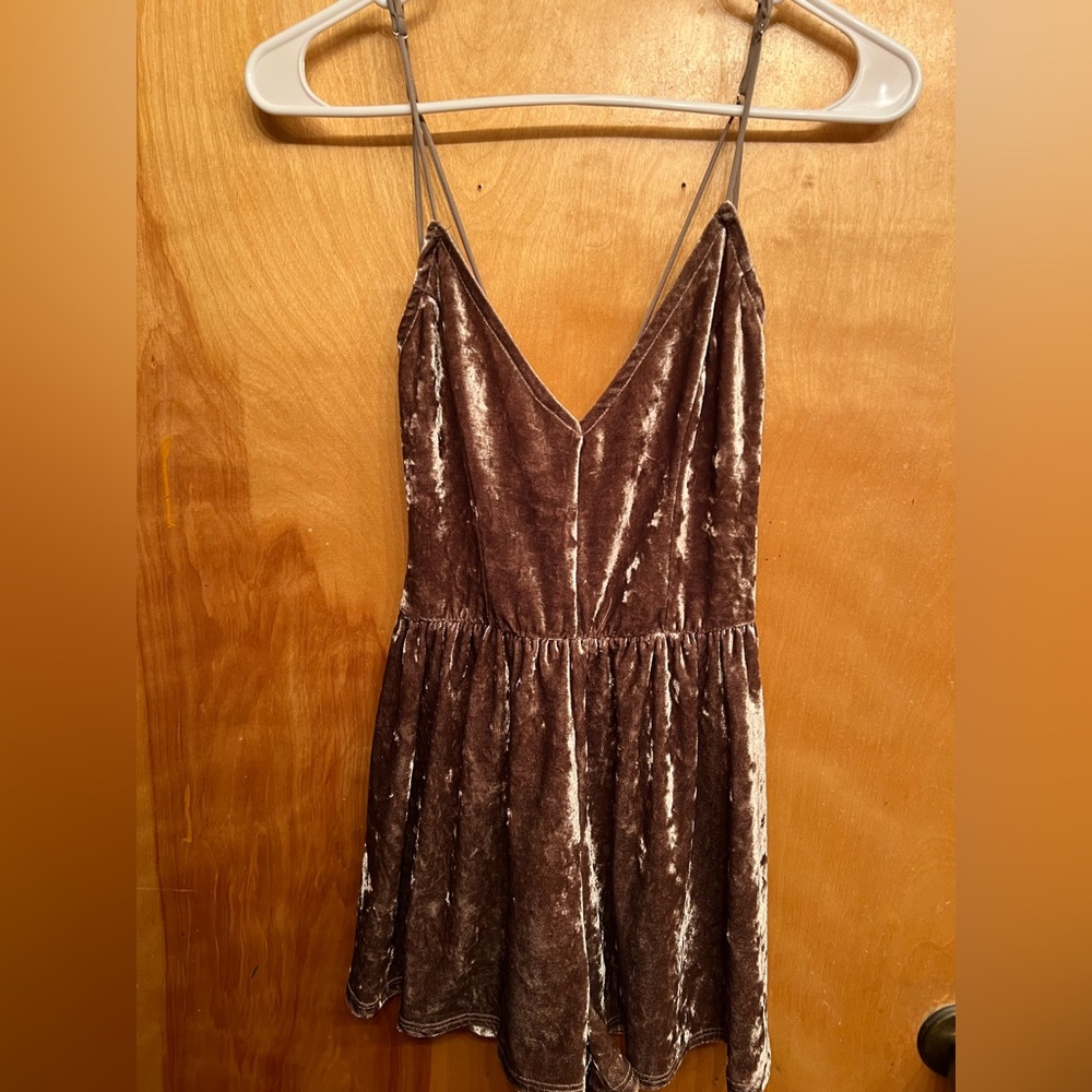 Velvety small romper. - Picture 2 of 3